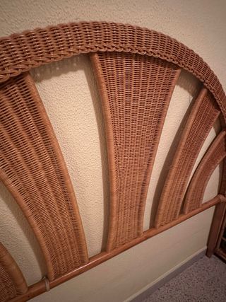 Cabecero de cama de mimbre y madera