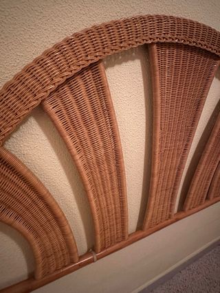 Cabecero de cama de mimbre y madera