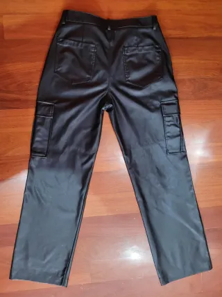 Pantalón cargo polipiel negro Pull&Bear Talla S