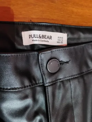 Pantalón cargo polipiel negro Pull&Bear Talla S