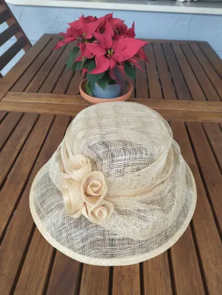 Sombrero de rafia beige con flores
