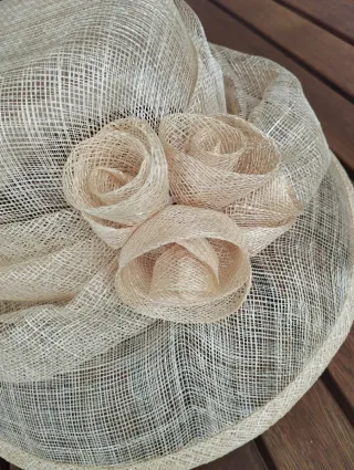 Sombrero de rafia beige con flores