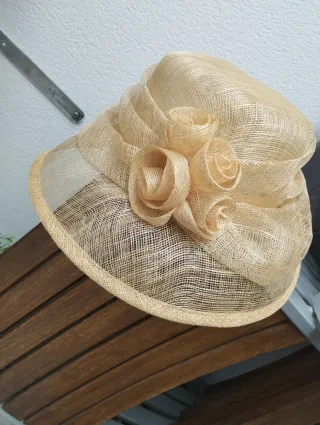 Sombrero de rafia beige con flores