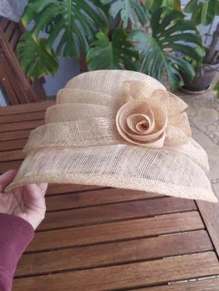 Sombrero de rafia beige con flores