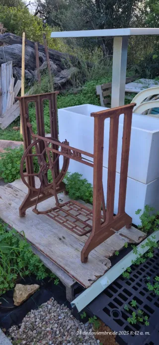 Base pie máquina de coser antigua