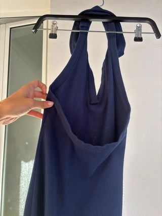 Vestido azul mujer espalda descubierta