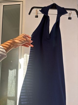 Vestido azul mujer espalda descubierta