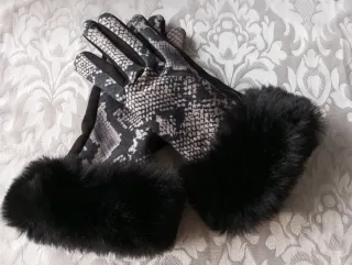 Guantes de invierno con estampado de serpiente.