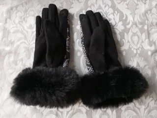 Guantes de invierno con estampado de serpiente.