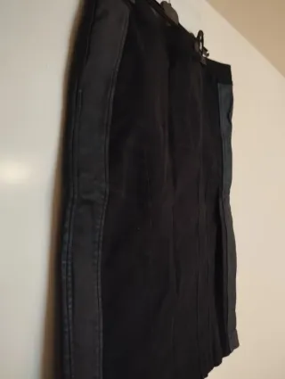 Falda negra con detalles en piel