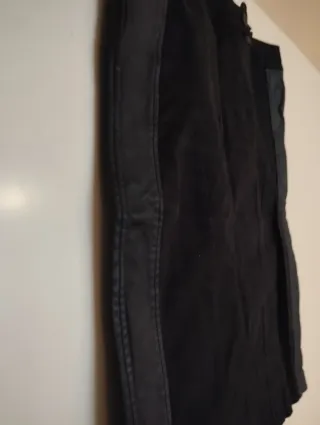 Falda negra con detalles en piel