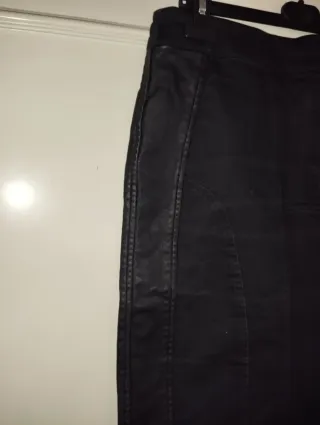 Falda negra con detalles en piel