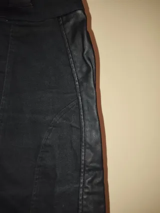 Falda negra con detalles en piel