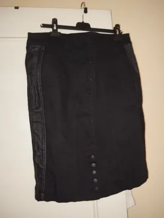 Falda negra con detalles en piel