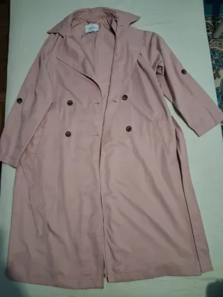 Gabardina rosa de Staradivarius