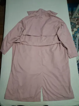 Gabardina rosa de Staradivarius