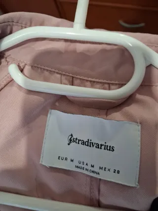 Gabardina rosa de Staradivarius