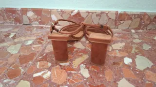 Sandalias marrones de tiras