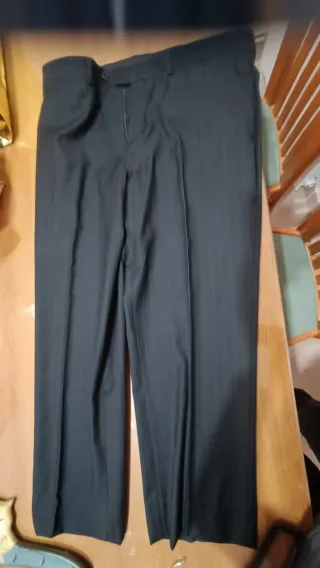 Traje de hombre gris oscuro