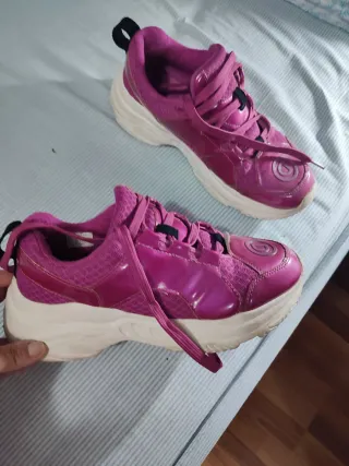 Zapatillas deportivas rosas y blancas