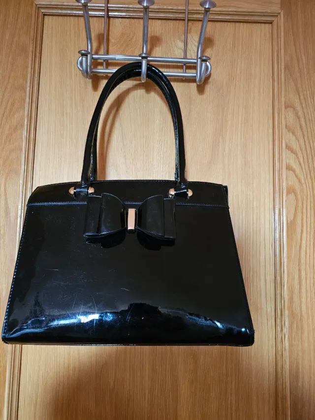 Bolso de mujer negro con lazo