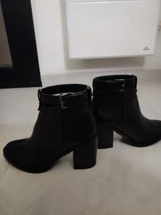 Botines negros tacón hebilla.