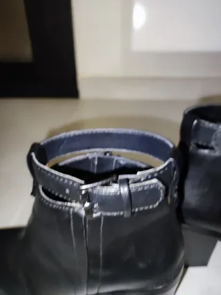 Botines negros tacón hebilla.