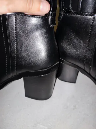 Botines negros tacón hebilla.