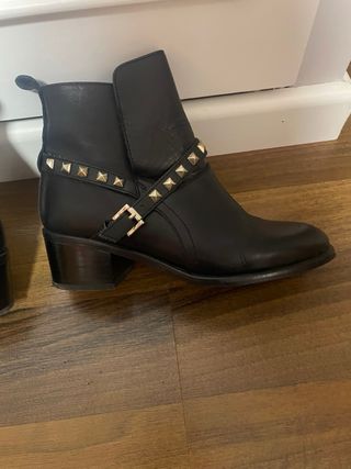 Botines negros con tachuelas