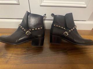 Botines negros con tachuelas