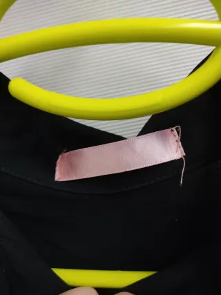 Elegante camisa negra con botones de cristal