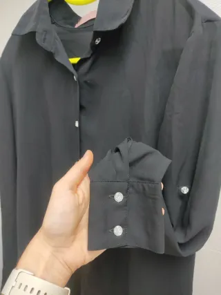 Elegante camisa negra con botones de cristal