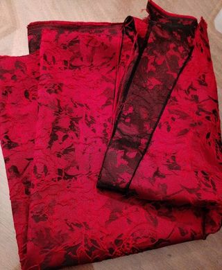 Tessuto damascato rosso e nero