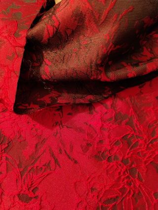 Tessuto damascato rosso e nero