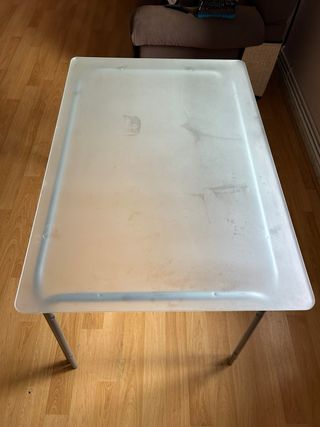 Mesa de cristal y sillas metálicas