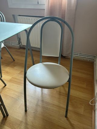 Mesa de cristal y sillas metálicas