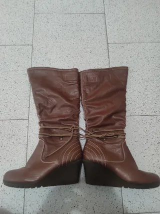 Botas de mujer marrones con cuña leer desci
