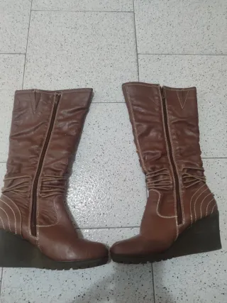 Botas de mujer marrones con cuña leer desci