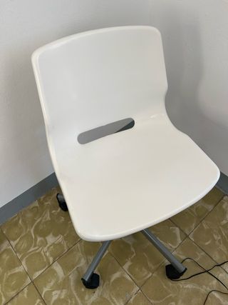 Silla de oficina blanca con ruedas en buen estado
