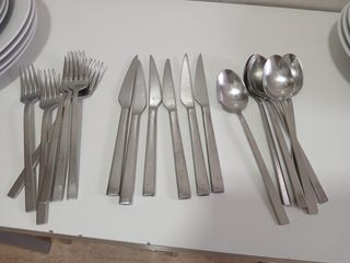 Cubertería de acero inoxidable plateada