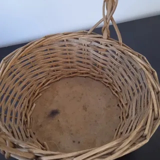 Cesta de mimbre con asa