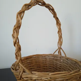Cesta de mimbre con asa
