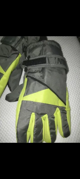 Guantes de Nieve Grises y Verdes