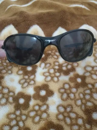 Gafas de sol Oakley negras y grises