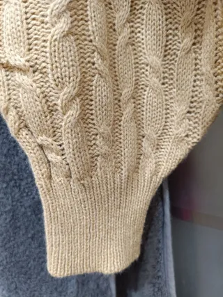 Jersey cuello pico hombros descubiertos beige