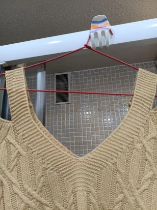 Jersey cuello pico hombros descubiertos beige