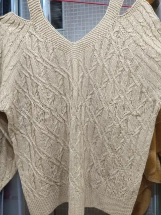 Jersey cuello pico hombros descubiertos beige