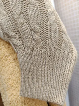 Jersey cuello pico hombros descubiertos beige