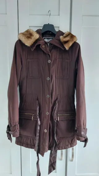 Anorak marrón con capucha y pelo