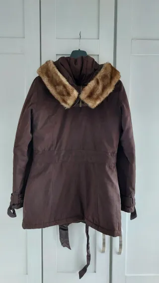 Anorak marrón con capucha y pelo